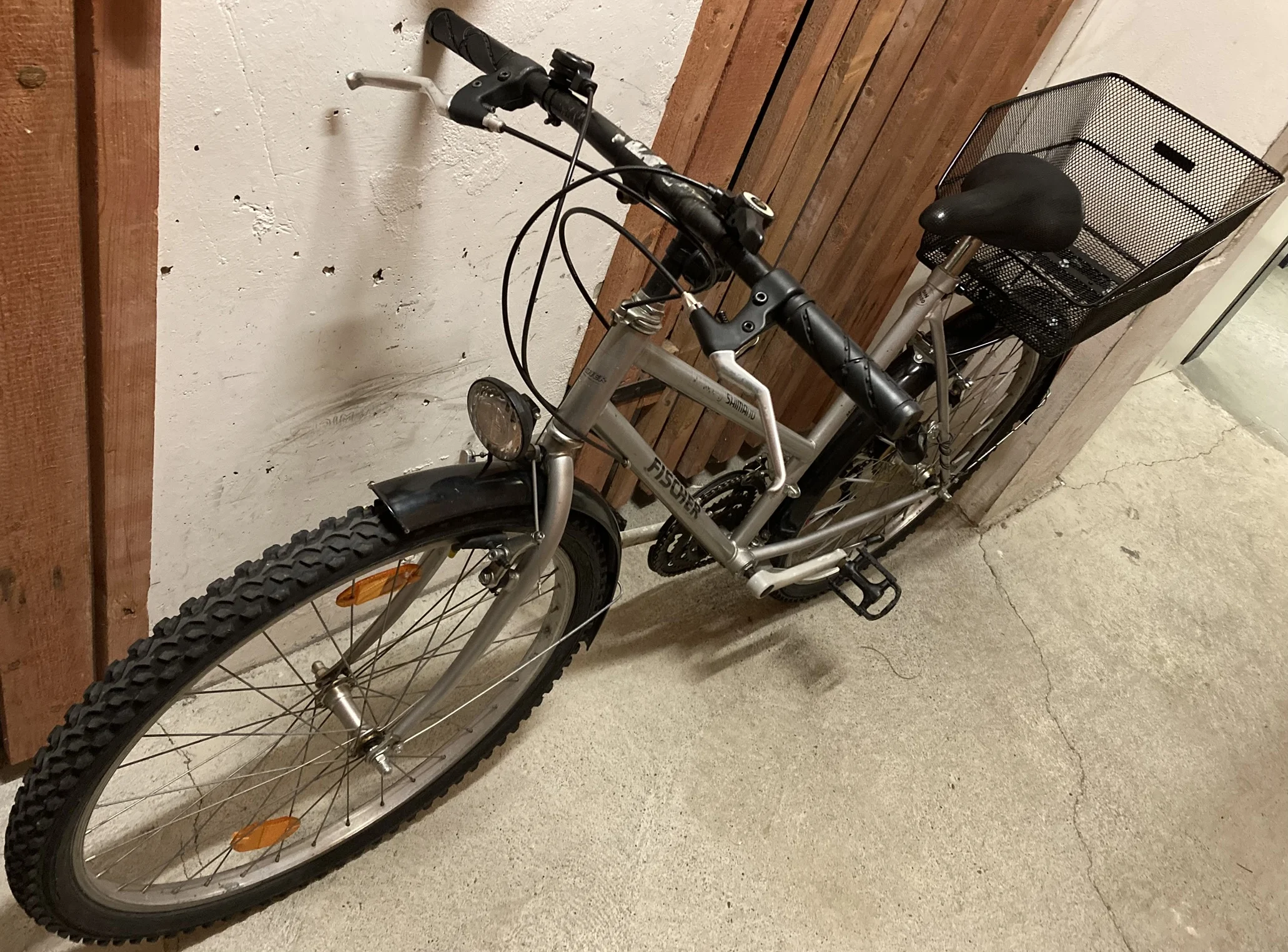 Fahrrad Stadtfahrrad Damenfahrrad MTB Fischer, Räder 26 Zoll, Rahmenhöhe 49½ cm, 18 Gänge, Beleuchtung, Schutzbleche, Korb, Klingel